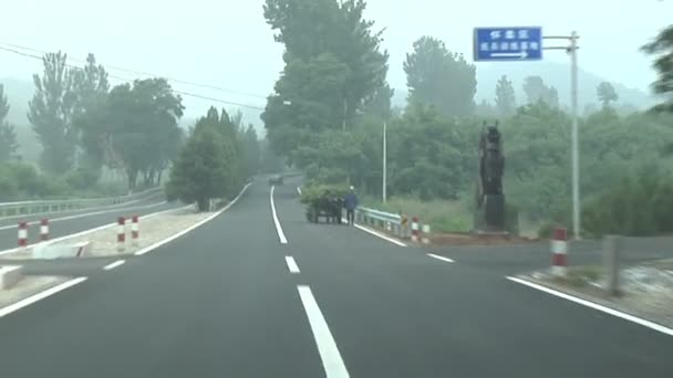 Conduire à travers le côté campagne en Chine — Video