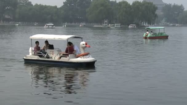 Båtar i Hutong område i Beijing Royaltyfri Stockfilm