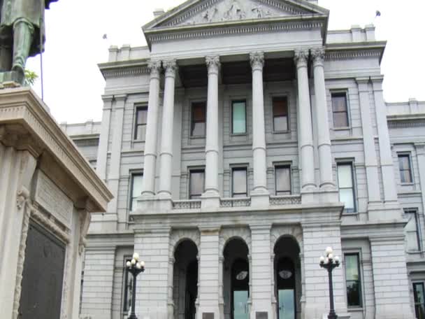 Colorado State Capitol Building buitenkant in Denver — Stockvideo