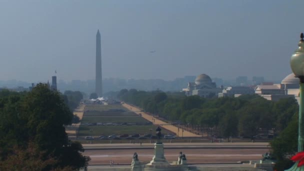 Памятник Вашингтону и Национальный торговый центр в Вашингтоне — стоковое видео