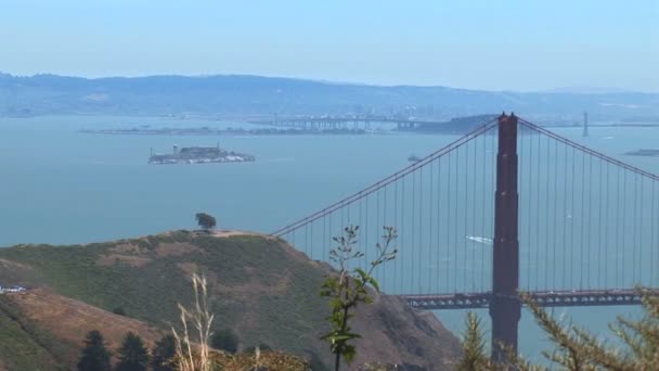 Мост Золотые Ворота и остров Алькатрас в Сан-Франциско — стоковое видео