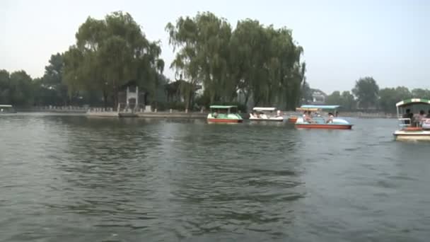 Barcos en la zona de Hau Hai en Pekín — Vídeos de Stock