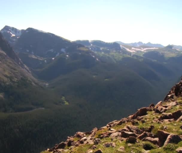 Rocky mountains pieken — Stockvideo