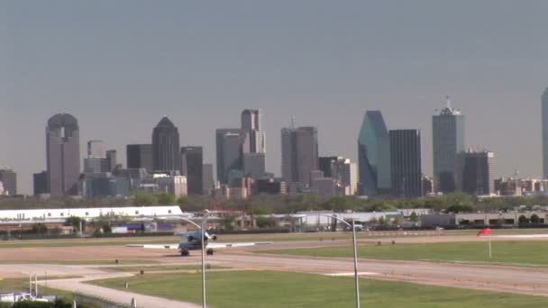 Dallas Skyline en Love Field Luchthaven met vliegtuigen — Stockvideo