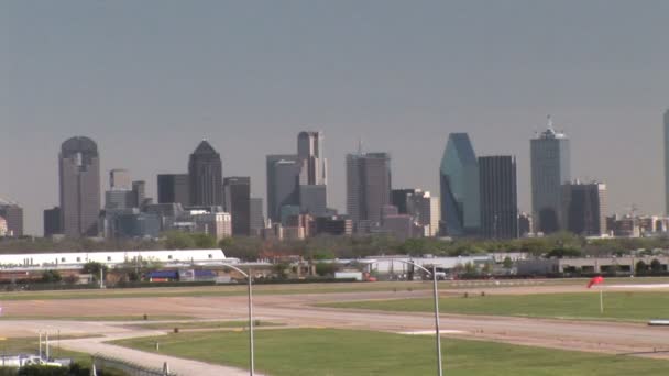 Dallas Skyline és Love Field repülőtér-sík — Stock videók