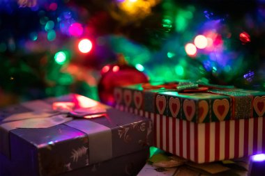 Ağacın altında yılbaşı hediyeleri. Yeni yıl konsepti. Süslü ve hediyeli Noel ağacı. Güzel ambalaj, hediye kutuları