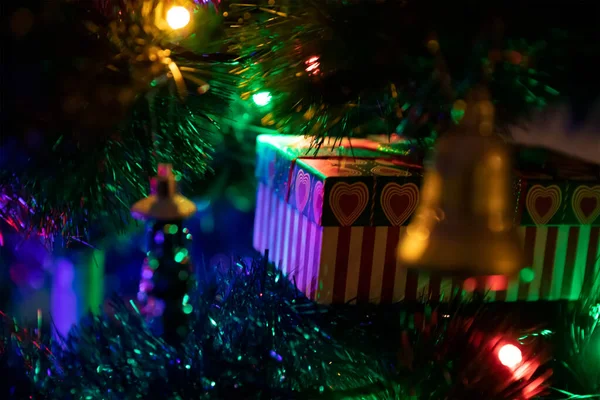 Ağacın Altında Yılbaşı Hediyeleri Yeni Yıl Konsepti Süslü Hediyeli Noel — Stok fotoğraf