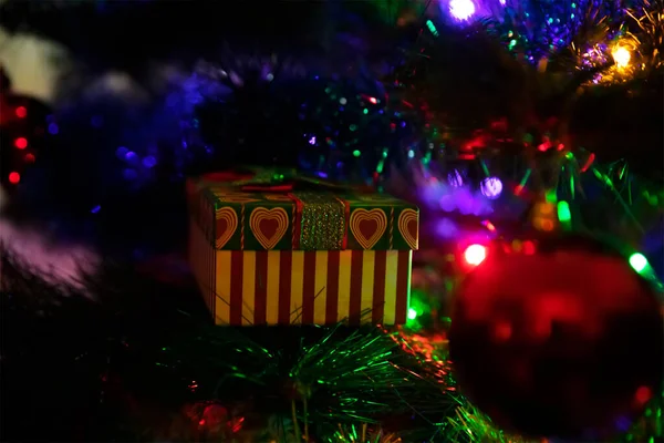 圣诞树下的新年礼物 新年的概念 圣诞树上有装饰品和礼物漂亮的包装 礼品盒 — 图库照片