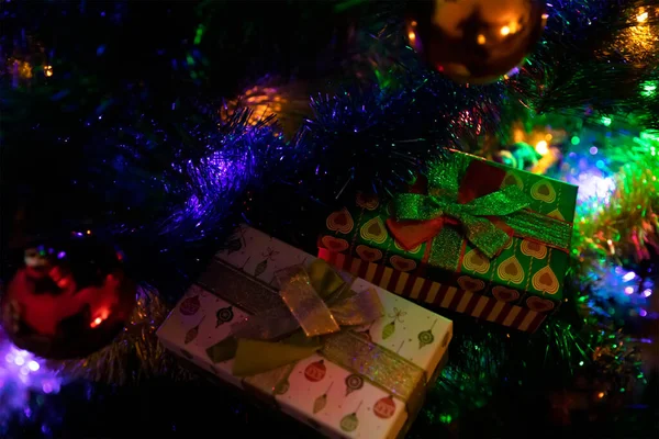 Újévi Ajándékok Alatt Újévi Koncepció Karácsonyfa Díszítéssel Ajándékokkal Gyönyörű Csomagolás — Stock Fotó