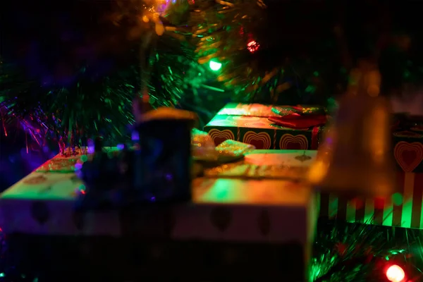Ağacın Altında Yılbaşı Hediyeleri Yeni Yıl Konsepti Süslü Hediyeli Noel — Stok fotoğraf