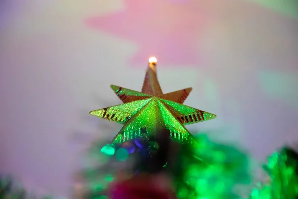 Ağaçta Noel Topları Var Yeni Yıl Kavramı — Stok fotoğraf