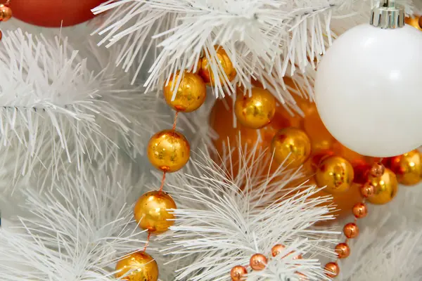 Decorações Natal Uma Árvore Natal Decorada Belas Decorações Natal — Fotografia de Stock