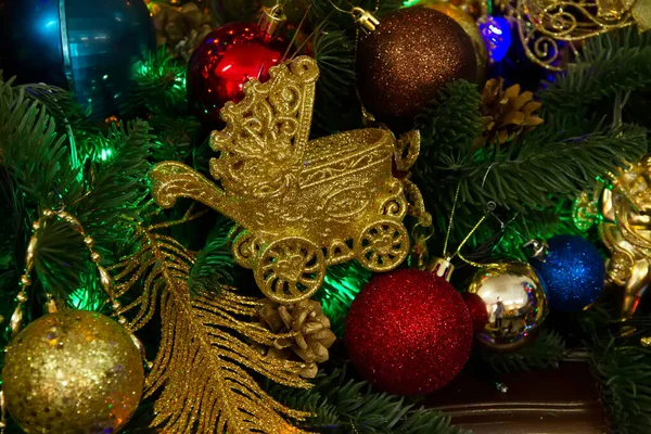 Vánoční Ozdoby Zdobeném Vánočním Stromečku Krásné Vánoční Dekorace — Stock fotografie