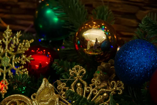 Weihnachtsschmuck Einem Geschmückten Weihnachtsbaum Schöne Weihnachtsdekoration — Stockfoto