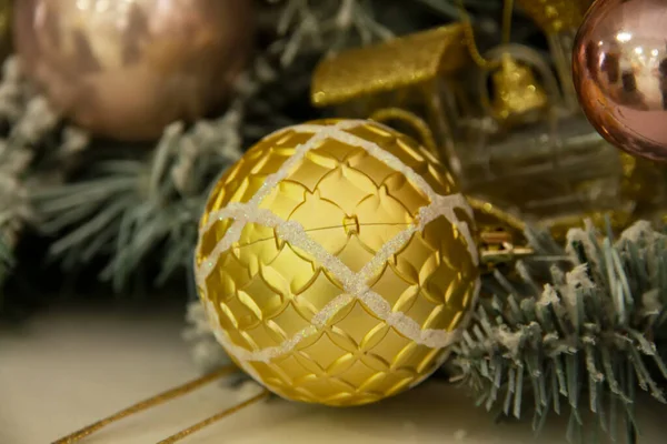 Weihnachtsschmuck Einem Geschmückten Weihnachtsbaum Schöne Weihnachtsdekoration — Stockfoto