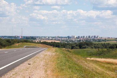 Paved yolu tepeden uzaklaşıyor..