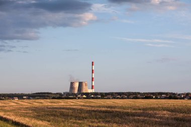 Yaz mevsiminde tarlada termik santral.