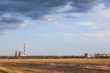 Yaz mevsiminde tarlada termik santral.