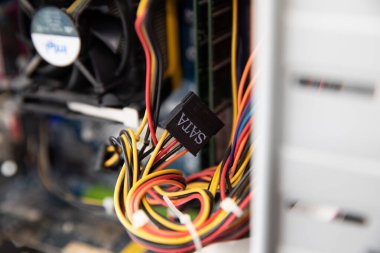 Eski parçalanmış bilgisayarlar. Anakartlar. Bilgisayar çöplüğü.