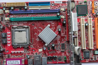 Eski parçalanmış bilgisayarlar. Anakartlar. Bilgisayar çöplüğü.