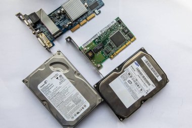 Eski parçalanmış bilgisayarlar. Anakartlar. Bilgisayar çöplüğü.