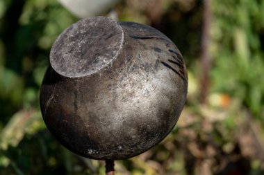 Eski mutfak aletleri. Yazın dışarıda bir alüminyum tava asılı..