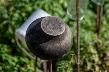 Eski mutfak aletleri. Yazın dışarıda bir alüminyum tava asılı..