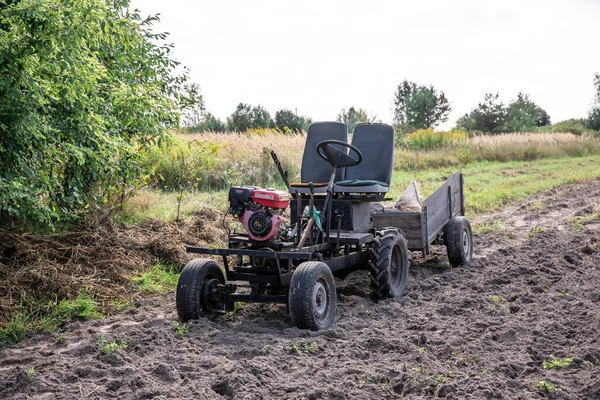 Seorang Petani Membajak Tanah Dengan Budidaya Mesin Budidaya Untuk 