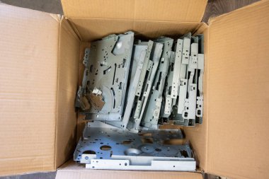 Eski parçalanmış bilgisayarlar. Anakartlar. Bilgisayar çöplüğü.