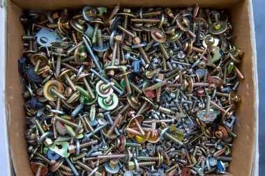 Bir sürü metal vida ve vida..