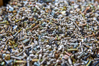 Bir sürü metal vida ve vida..