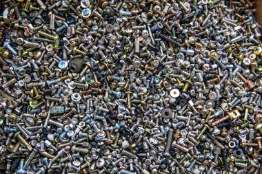 Bir sürü metal vida ve vida..