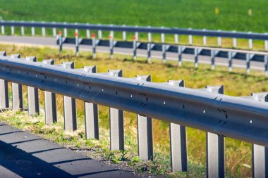 Yazın yüksek hızlı bir otoyolda yol bariyerleri.