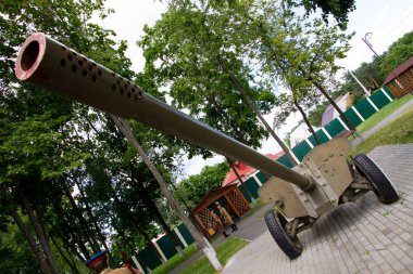 Rogachev, Belarus-29 Haziran 2019. İkinci Dünya Savaşı 'nın SSCB' sinin askeri topu sokaktaki açık müzede..