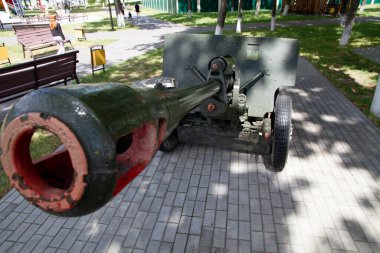 Rogachev, Belarus-29 Haziran 2019. İkinci Dünya Savaşı 'nın SSCB' sinin askeri topu sokaktaki açık müzede..
