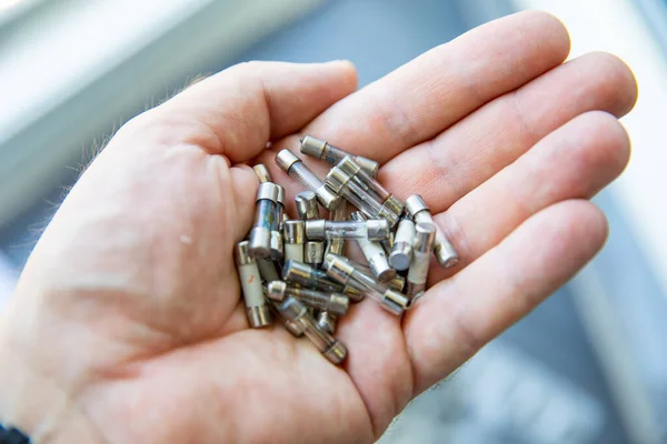 Oude Elektrische Hoogspanningszekeringen Hand — Stockfoto