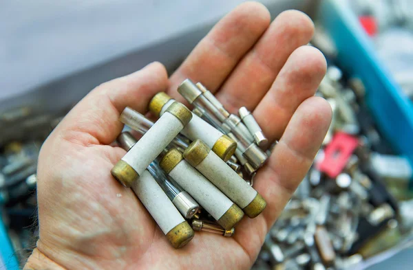 Oude Elektrische Witte Hoogspanningszekeringen Hand — Stockfoto