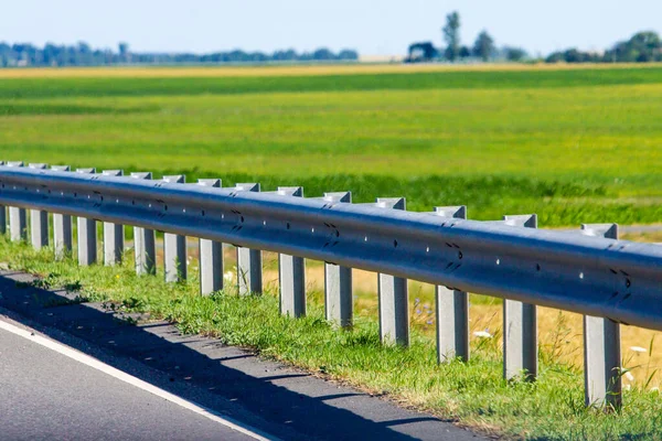 Yazın yüksek hızlı bir otoyolda yol bariyerleri.