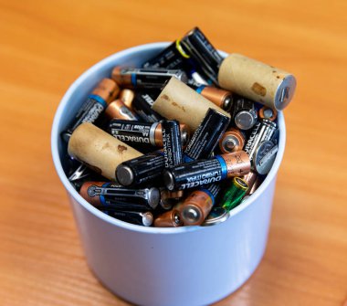 Gomel, Belarus-18 Ekim 2020: kullanılmış Duracell pilleri daha fazla imha için plastik bir konteynırda toplanır. Geri dönüşüm, koruma, çevre ve ekoloji kavramı. Son derece riskli.