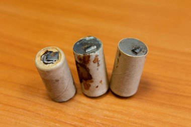 Kullanılmış piller ve piller. Kullanılmış pilleri toplama ve geri dönüşüm kavramı. Geri dönüşüm, koruma, çevre ve ekoloji kavramı. Çevre için yüksek risk.