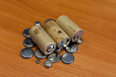 Kullanılmış piller ve piller. Kullanılmış pilleri toplama ve geri dönüşüm kavramı. Geri dönüşüm, koruma, çevre ve ekoloji kavramı. Çevre için yüksek risk.