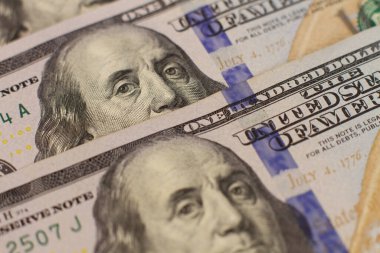 Makro fotoğraf bir sırada 100 dolarlık banknotlar. Bir sürü dolar. Arkaplan olarak kullanılabilir