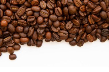 Kahve çekirdekleri beyaz arka planda izole edilmiş ve metin için kopyalanmış. Kahve arkaplanı veya doku konsepti.