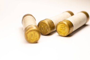 Beyaz arka planda eski yüksek voltajlı fitiller..