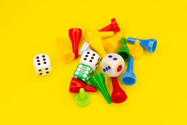 Spielsteine Mit Spielwürfeln Auf Gelbem Hintergrund Brettspiele — Stockfoto