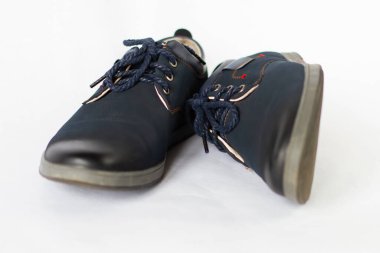 Beyaz arka planda siyah klasik erkek ayakkabıları.