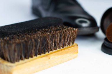 Fırça ve ayakkabı cilası. Klasik siyah erkek ayakkabıları.