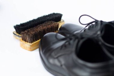 Fırça ve ayakkabı cilası. Klasik siyah erkek ayakkabıları.