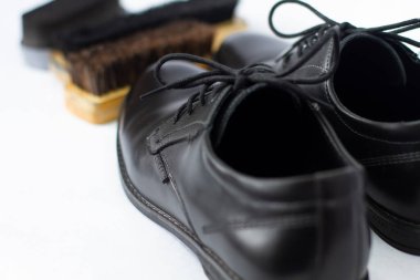 Fırça ve ayakkabı cilası. Klasik siyah erkek ayakkabıları.