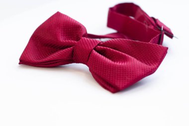 Beyaz arka planda izole edilmiş kırmızı papyon.